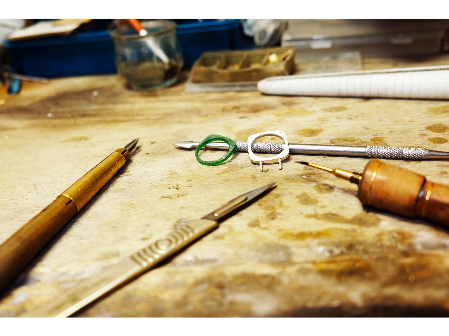 Outils et maquettes de bagues sur un établi