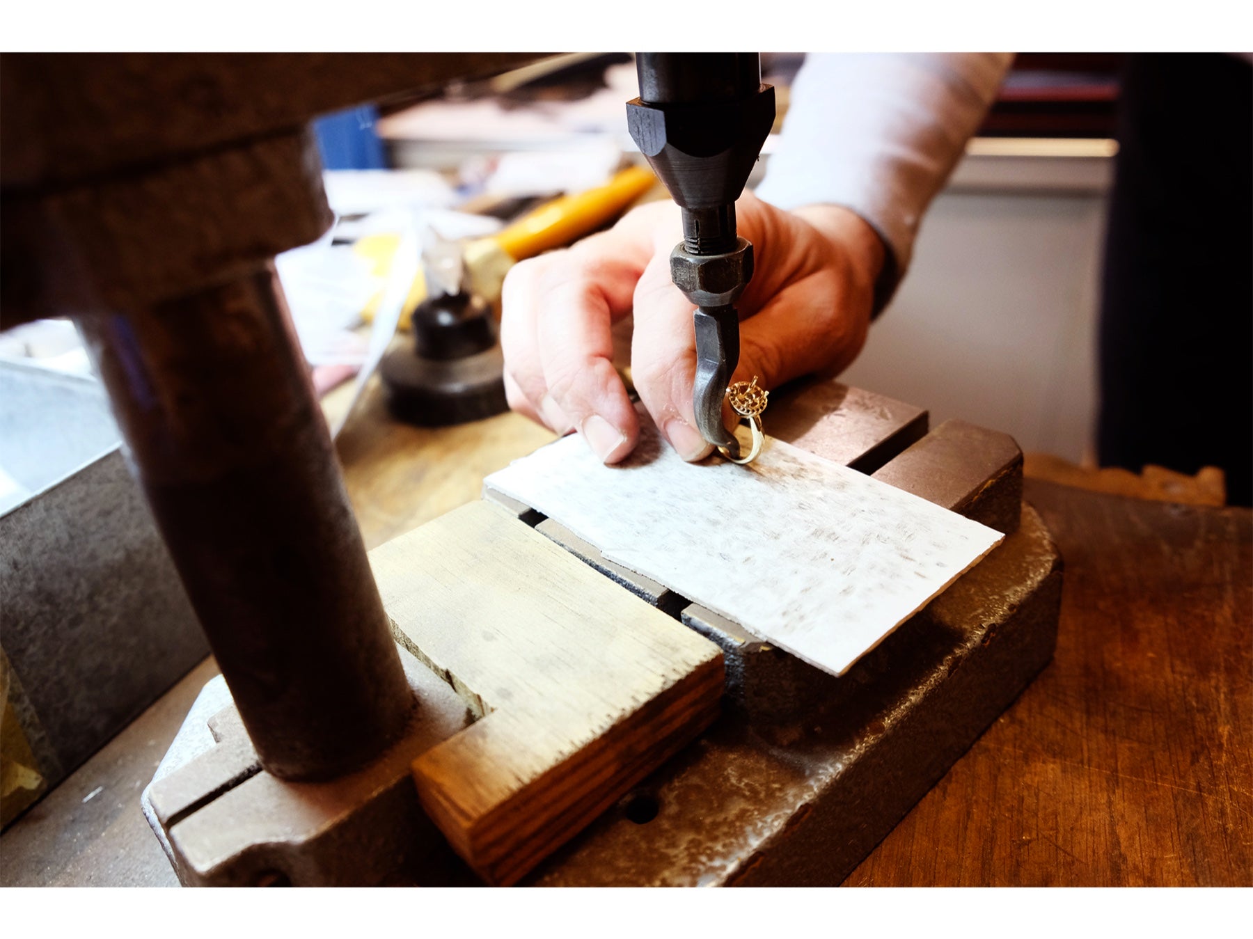 Poinçonnage d’un bijou dans l’atelier Porchet