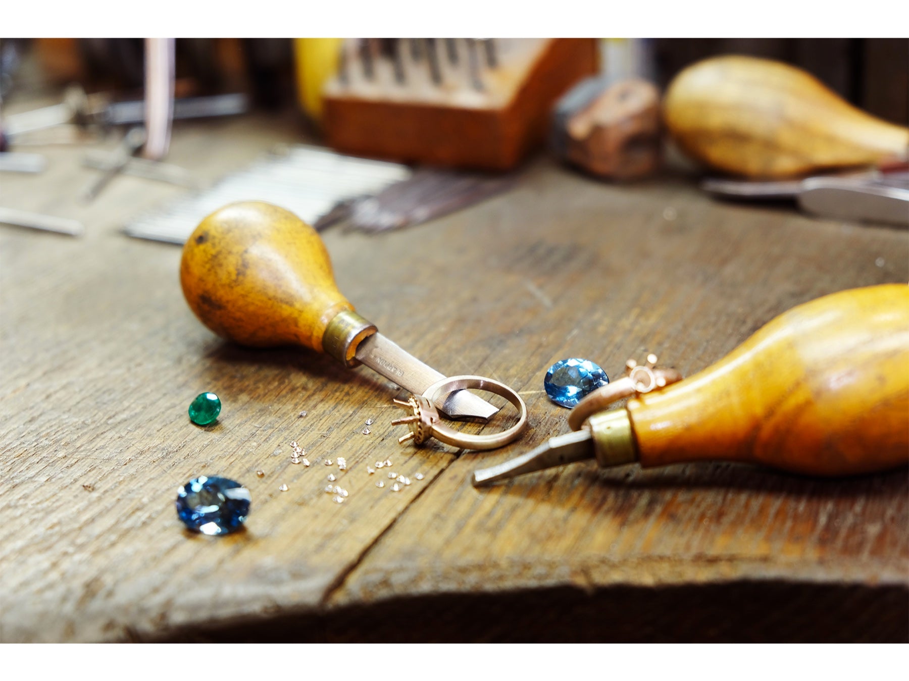 Bague et pierres précieuses préparées pour le sertissage