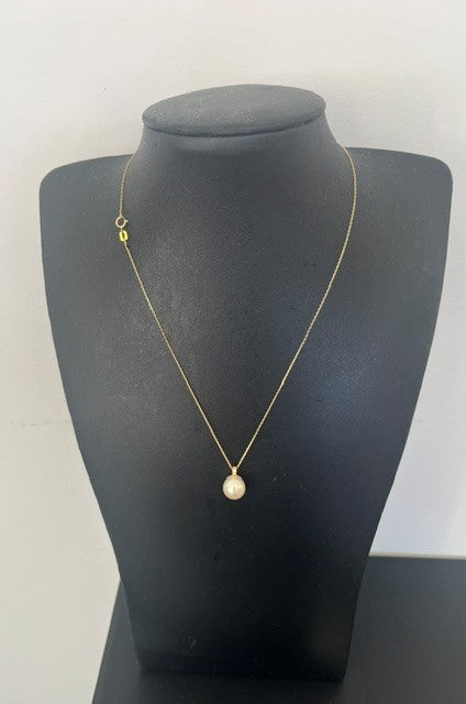 C326B-J — Collier or jaune, perle d’eau douce poire et diamants, sur buste