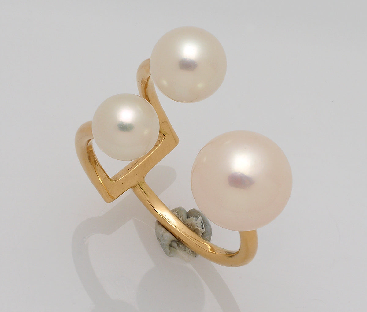 Bague perle blanche or jaune medaillon Porchet