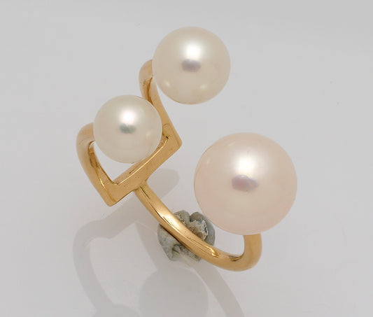 Bague perle blanche or jaune medaillon Porchet
