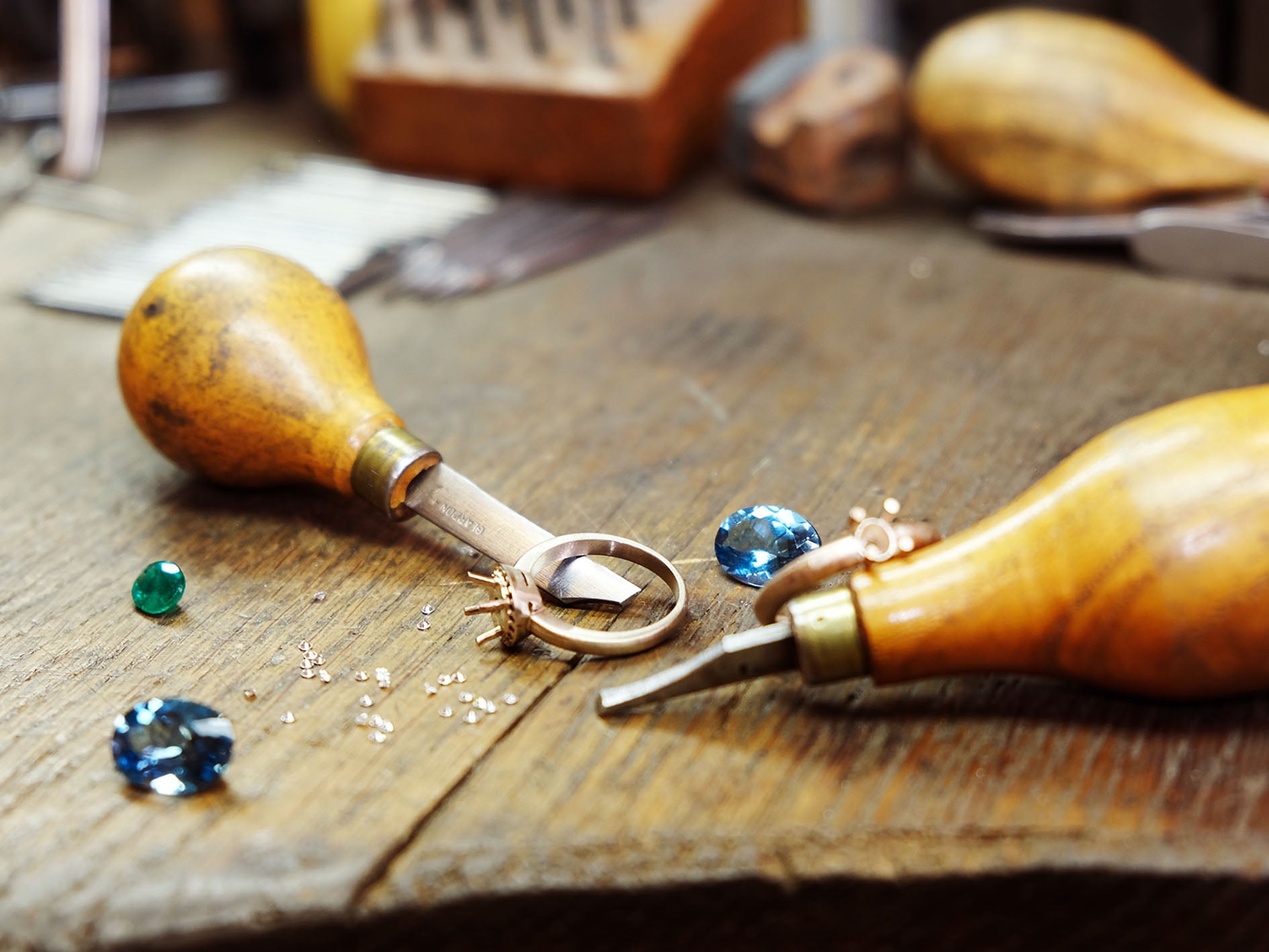 Outils de joaillerie, pierres et monture sur un établi