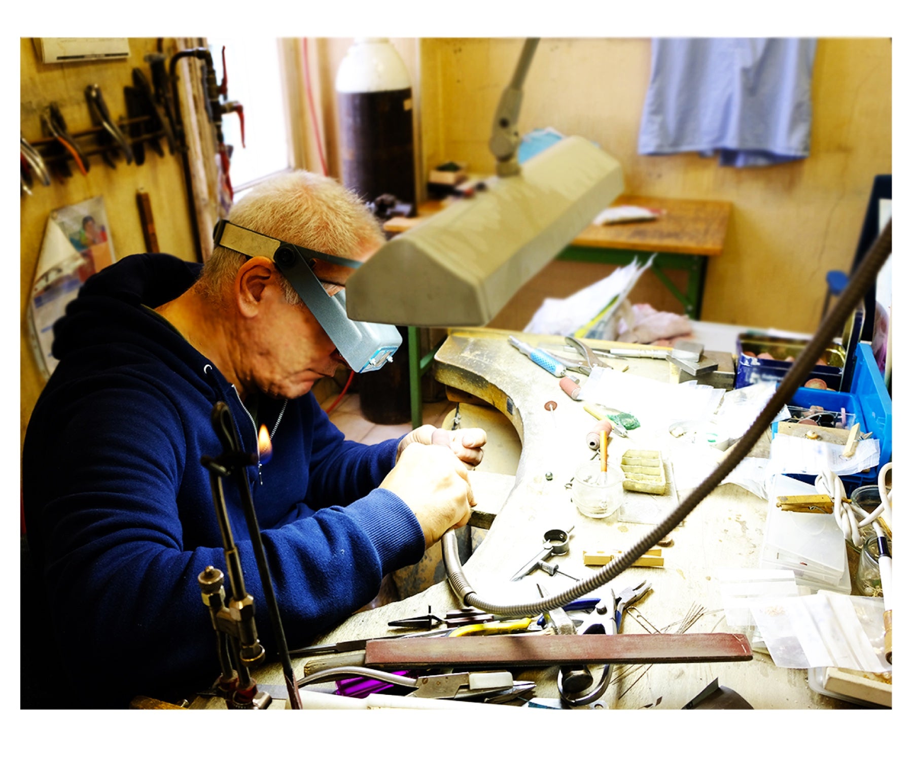 Artisan joaillier concentré à son établi