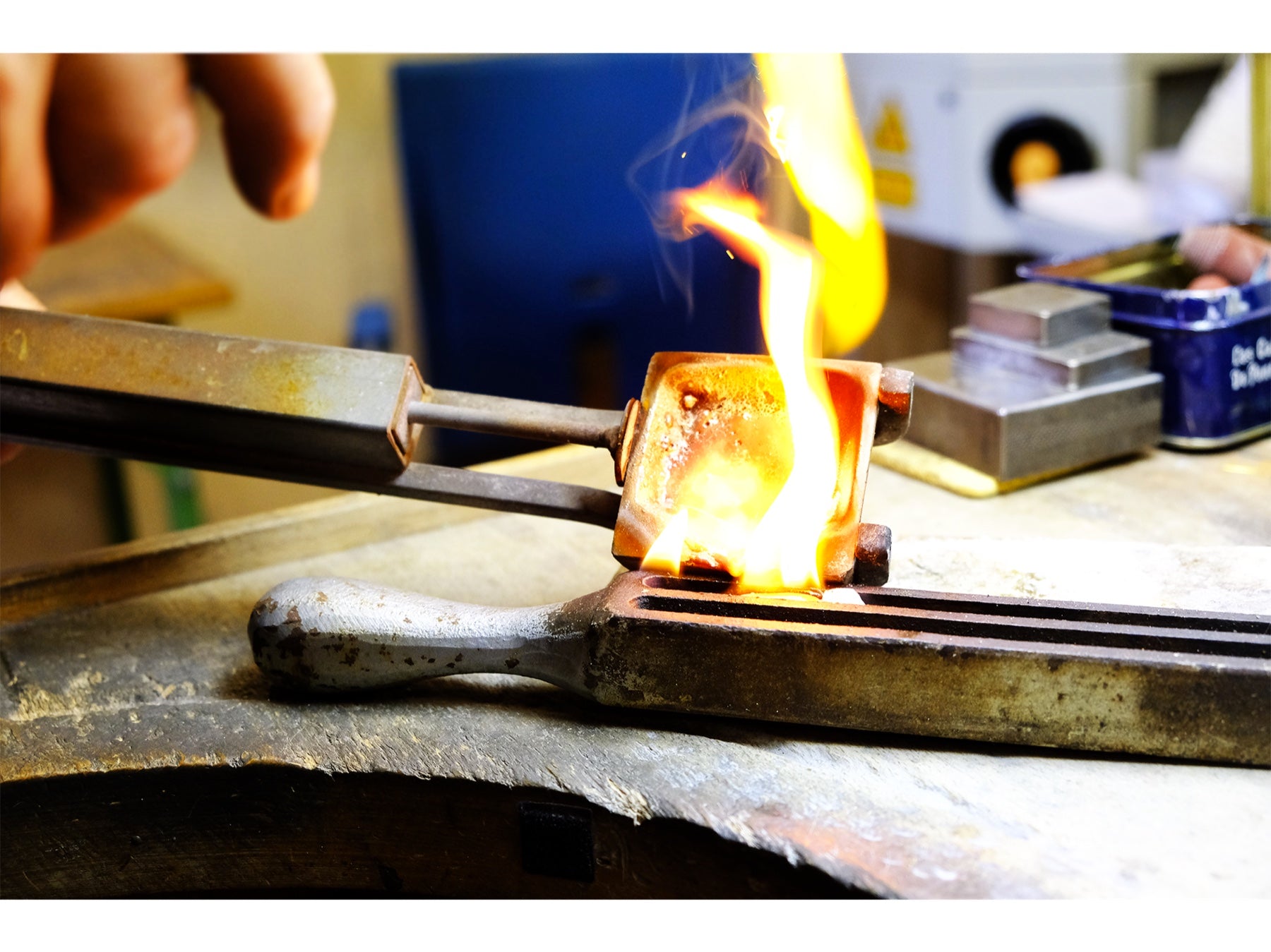 Métal chauffé à la flamme dans l’atelier Porchet
